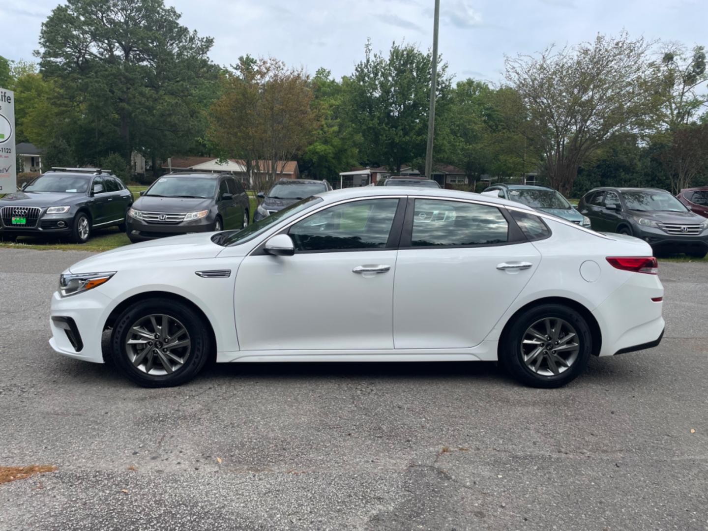 2019 WHITE KIA OPTIMA LX (5XXGT4L38KG) with an 2.4L engine, Automatic transmission, located at 5103 Dorchester Rd., Charleston, SC, 29418-5607, (843) 767-1122, 36.245171, -115.228050 - Photo#3